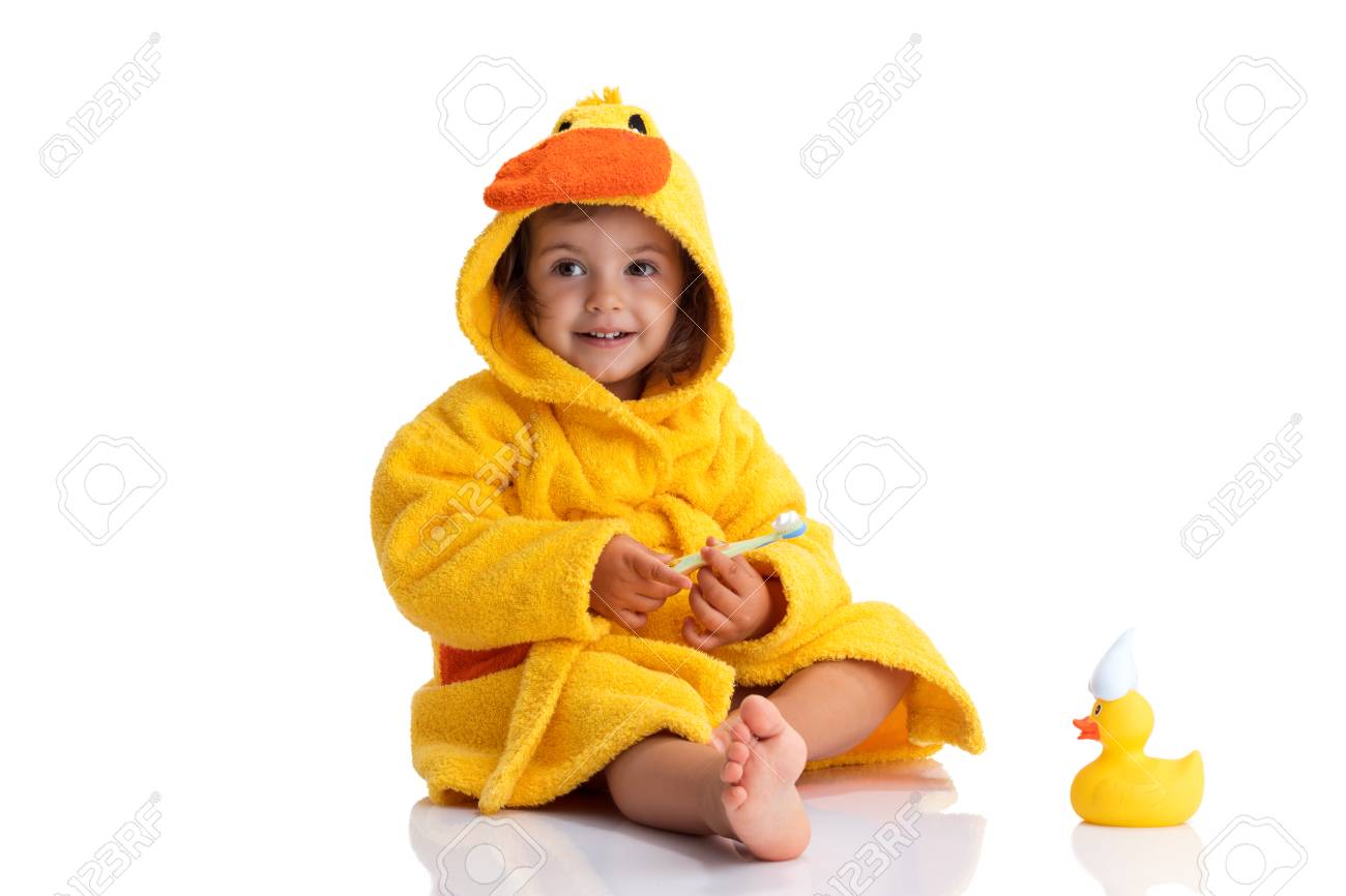 小さな赤ちゃんの黄色いタオルの下で微笑し 彼の歯を磨きます の写真素材 画像素材 Image