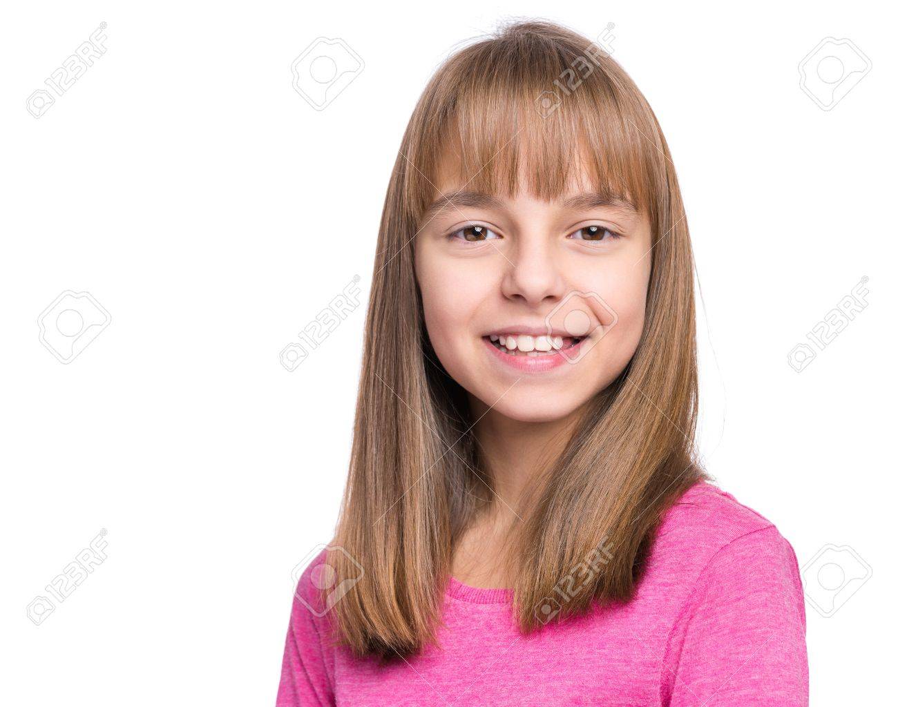 白人の女の子は魅力的なの感情的な肖像画をクローズ アップ カメラを見て美しい幸せな女子高生の顔 面白いかわいい笑顔子 白い背景で隔離 の写真素材 画像素材 Image