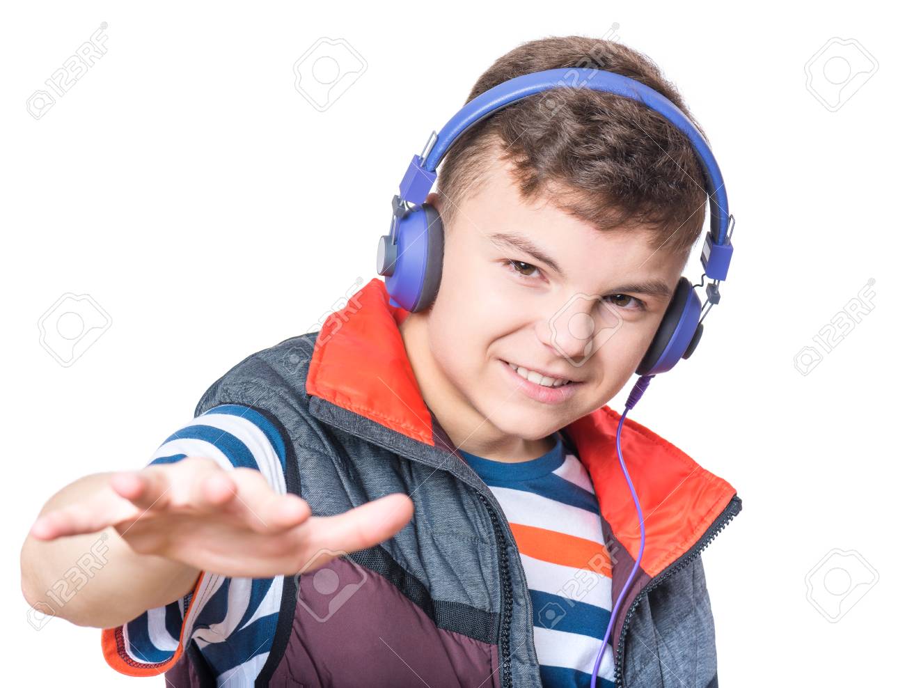 Vrolijke Knappe Tiener Jongen Met Koptelefoon Luisteren Naar Muziek, Geïsoleerd Op Een Witte Achtergrond. Emotionele Portret Van Gelukkig Schattig Kind 13-15 Jaar Oud - Vrije Tijd, Kinderen En Technologie Concept. Royalty-Vrije Foto,