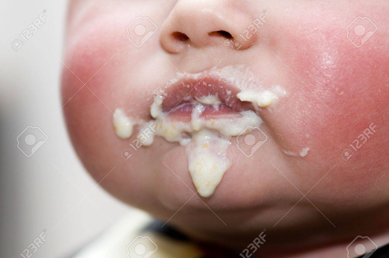 赤ちゃん授乳後非常に乱雑な顔をして の写真素材 画像素材 Image