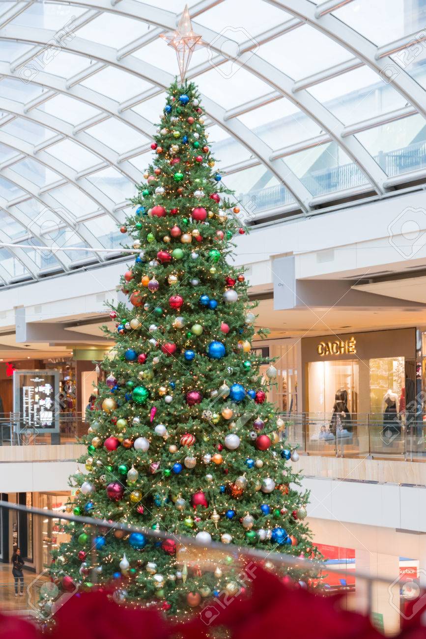 光と氷 Rinkin Galleria ショッピング モール ヒューストン テキサス州のおもちゃで飾られた大きなクリスマス ツリー の写真素材 画像素材 Image