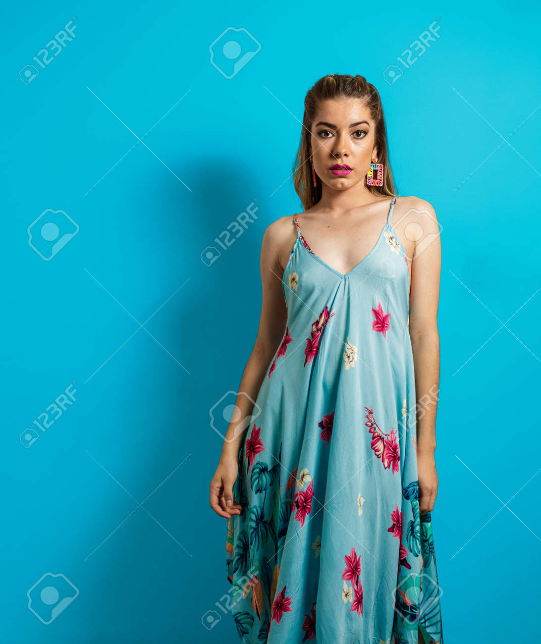 Vestido azul con flores rojas clearance
