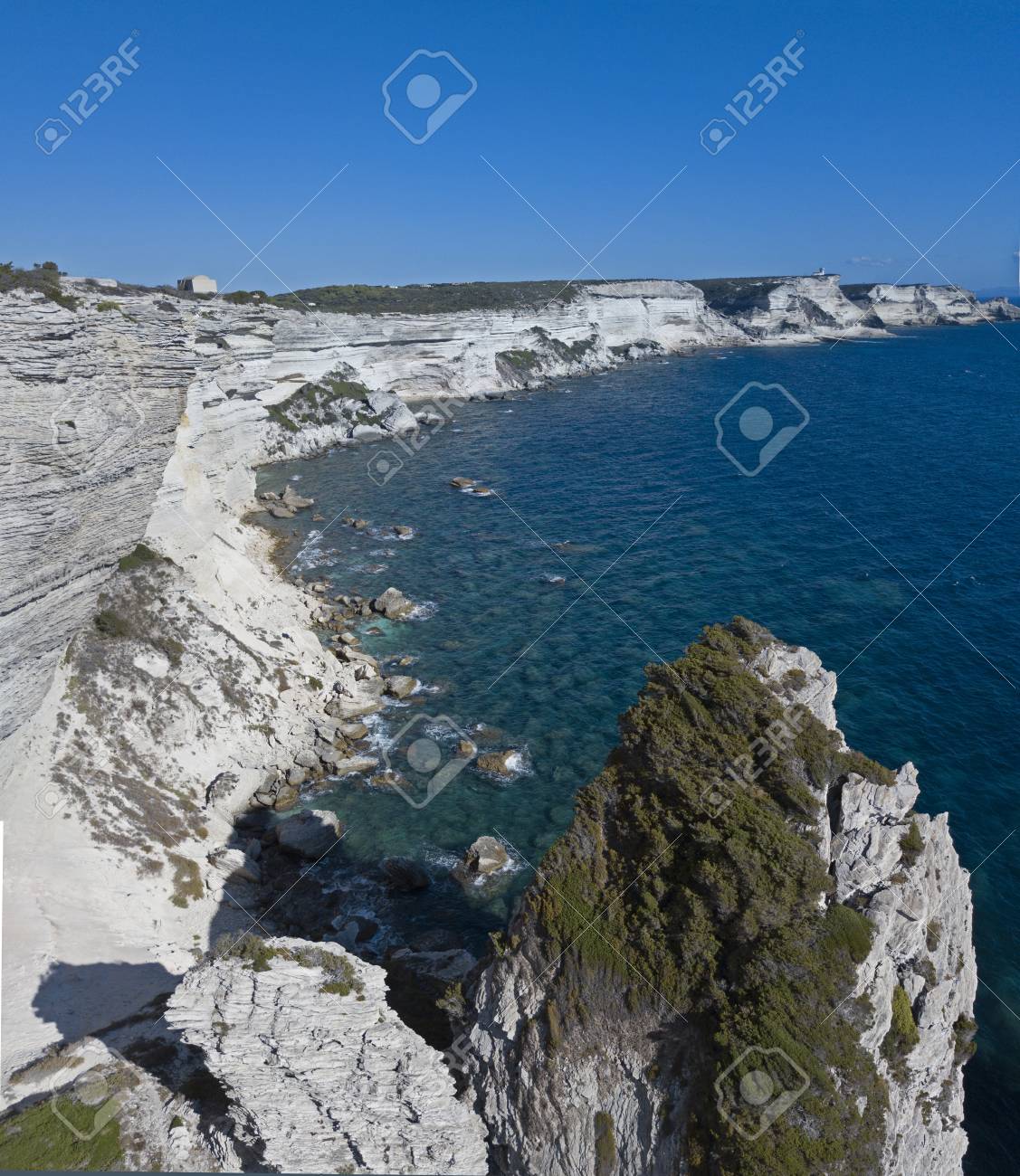 白い石灰岩の崖 崖の空中写真 ボニファシオ コルシカ島 フランス サルデーニャからコルシカ島を分けるボニファシオ海峡 の写真素材 画像素材 Image