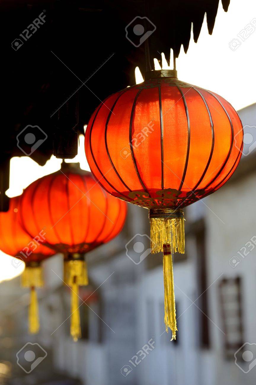 中国の家で外オレンジ中国提灯 の写真素材 画像素材 Image