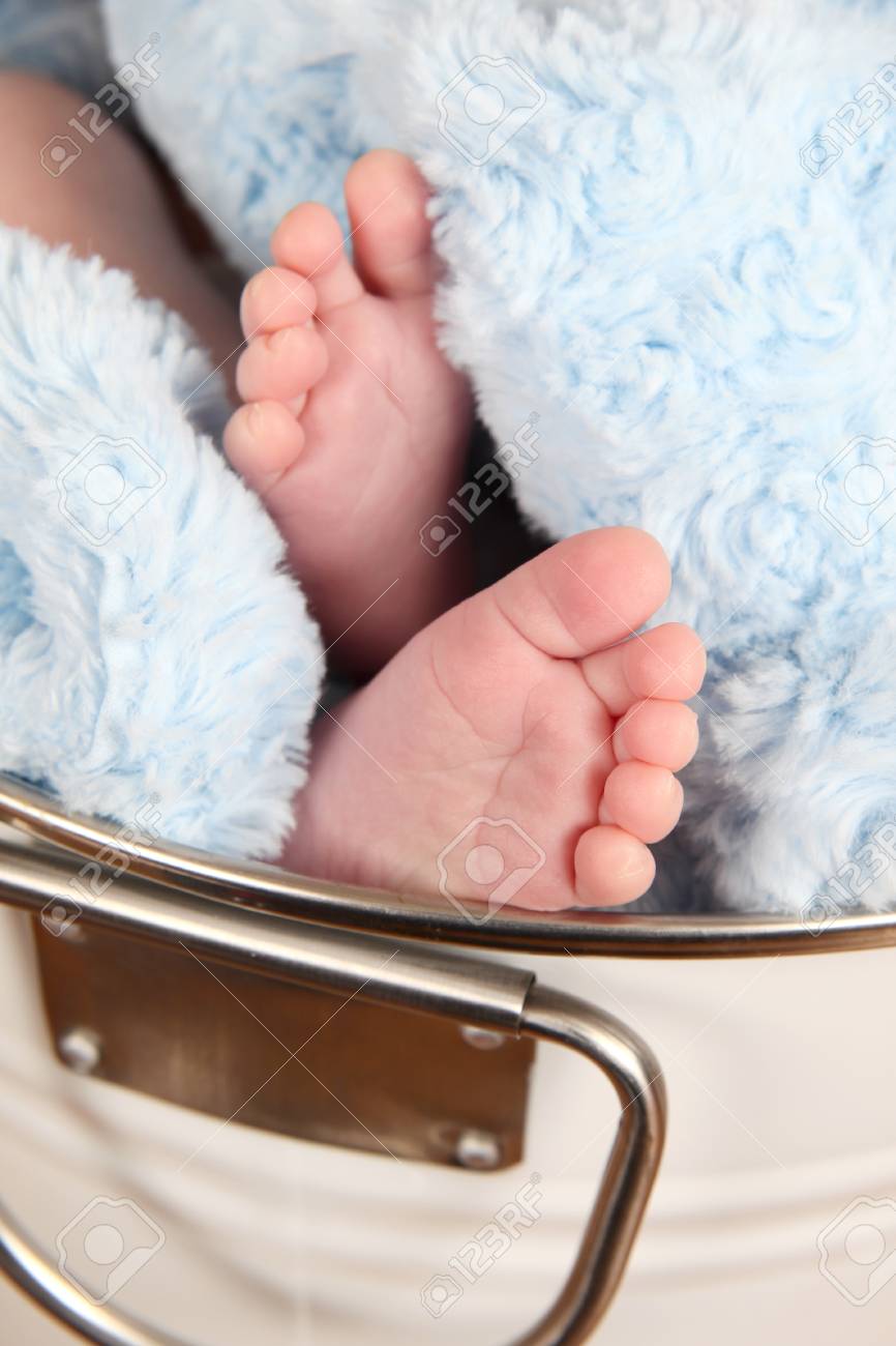 Pieds De Bebe Nouveau Ne Dans Une Couverture Bleue Banque D Images Et Photos Libres De Droits Image