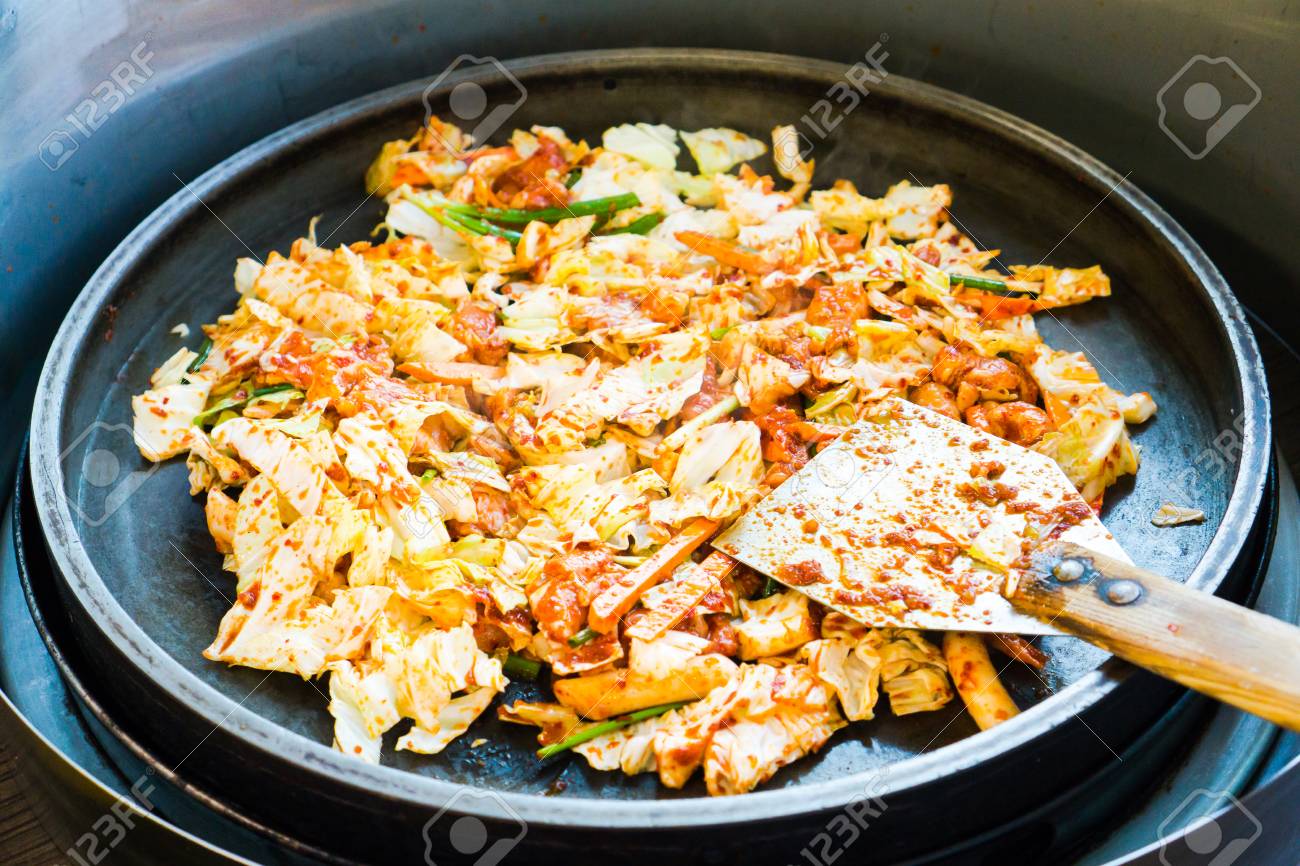 韓国のお気に入りの 1 つ 韓国ピリ辛炒め野菜炒め タッカルビ鶏肉大きな熱い鍋で韓国和え物 コチュジャン 知っています の写真素材 画像素材 Image