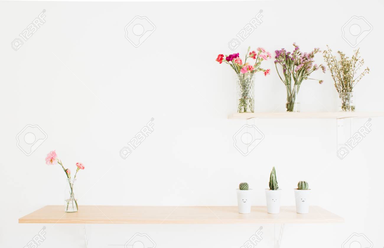 植物と木のテーブルの上に花の木製の棚を飾る の写真素材 画像素材 Image