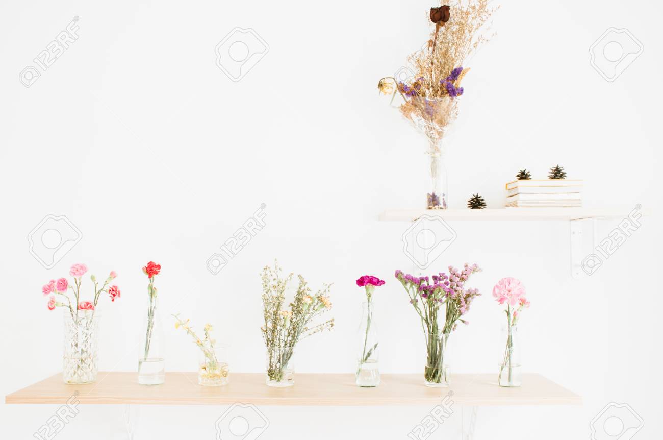 サボテンと木製のテーブルの上に花の木製の棚を飾る の写真素材 画像素材 Image