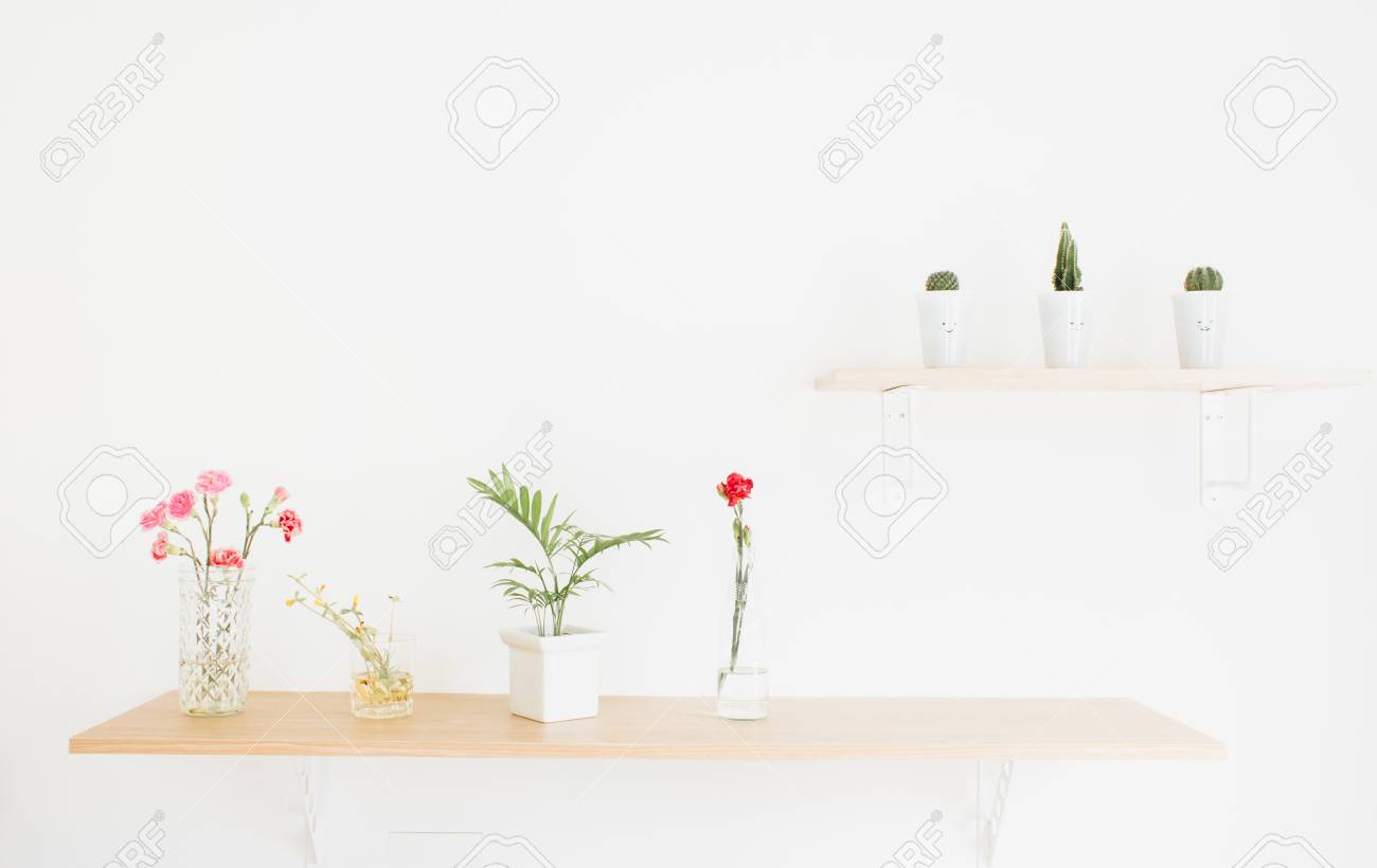 サボテンと木製のテーブルの上に花の木製の棚を飾る の写真素材 画像素材 Image