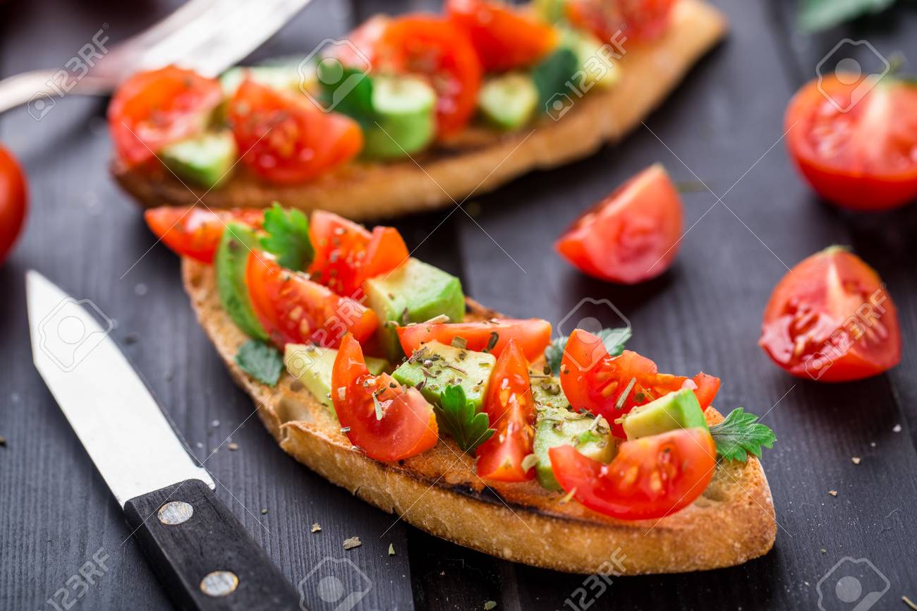トマト アボカドとハーブのブルスケッタ の写真素材 画像素材 Image