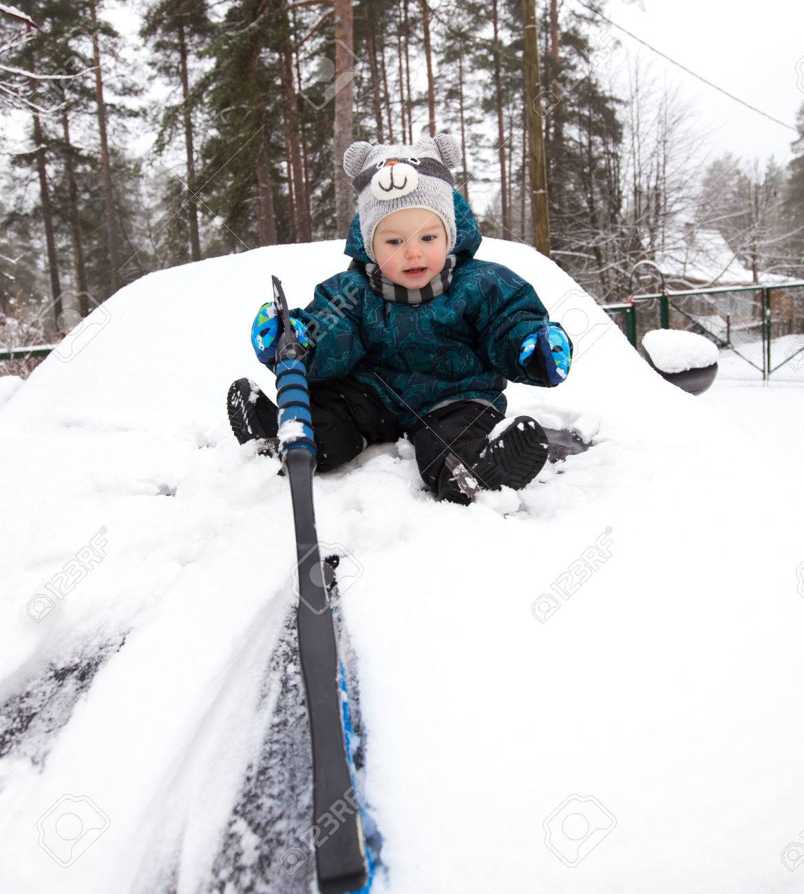 面白い赤ちゃん男の子をきれいに雪から車のボンネット の写真素材 画像素材 Image 面白い赤ちゃん男の子をきれいに雪から車のボンネット の写真素材 画像素材 Image