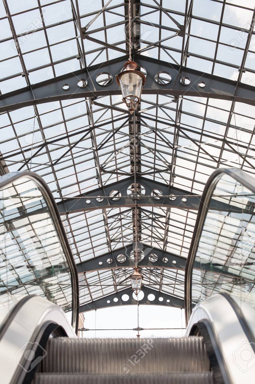 ガラス製の透明な屋根の未来派の建築ドーム の写真素材 画像素材 Image