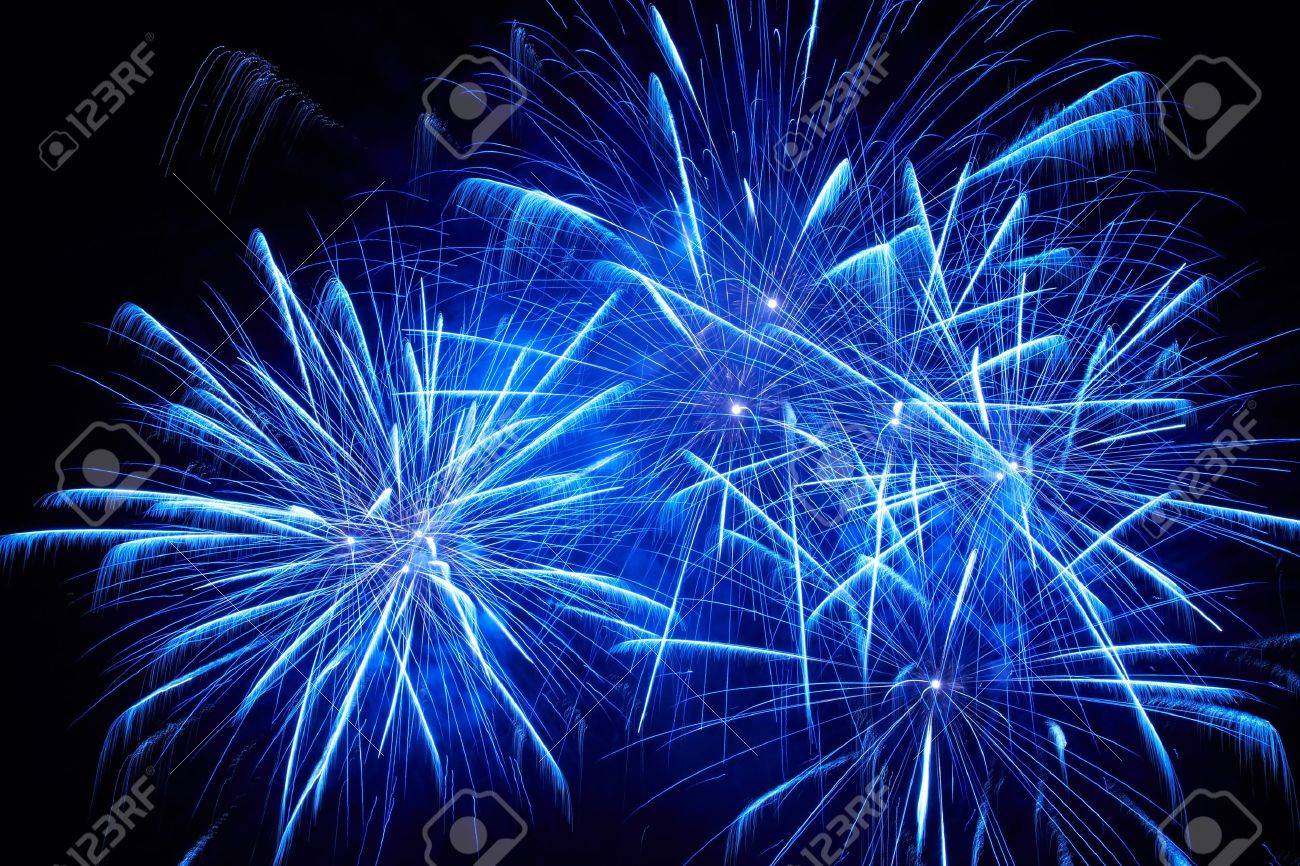 黒い空背景にカラフルな花火は青い の写真素材 画像素材 Image