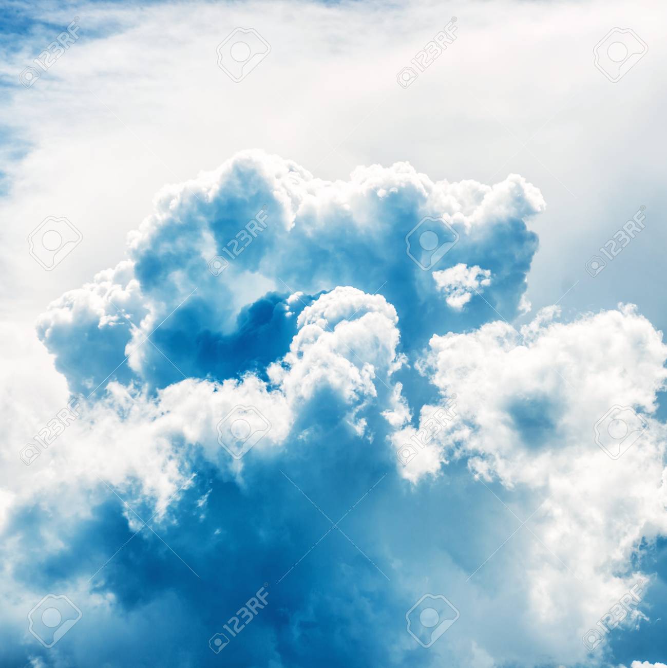 青い雲と空。自然の写真素材・画像素材 Image 38481731