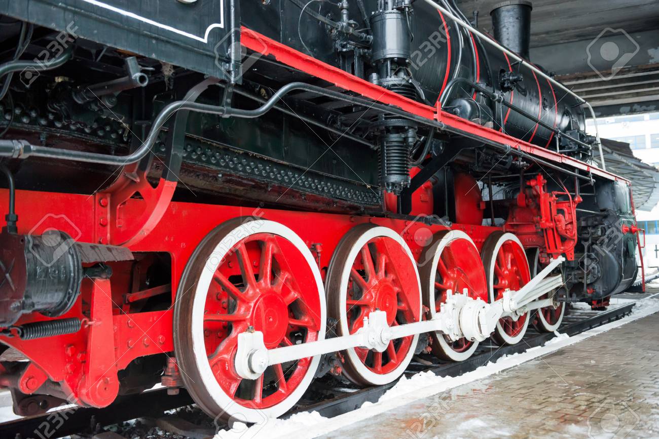 古い鉄道の黒い蒸気機関車車輪トラック クローズ アップ の写真素材 画像素材 Image