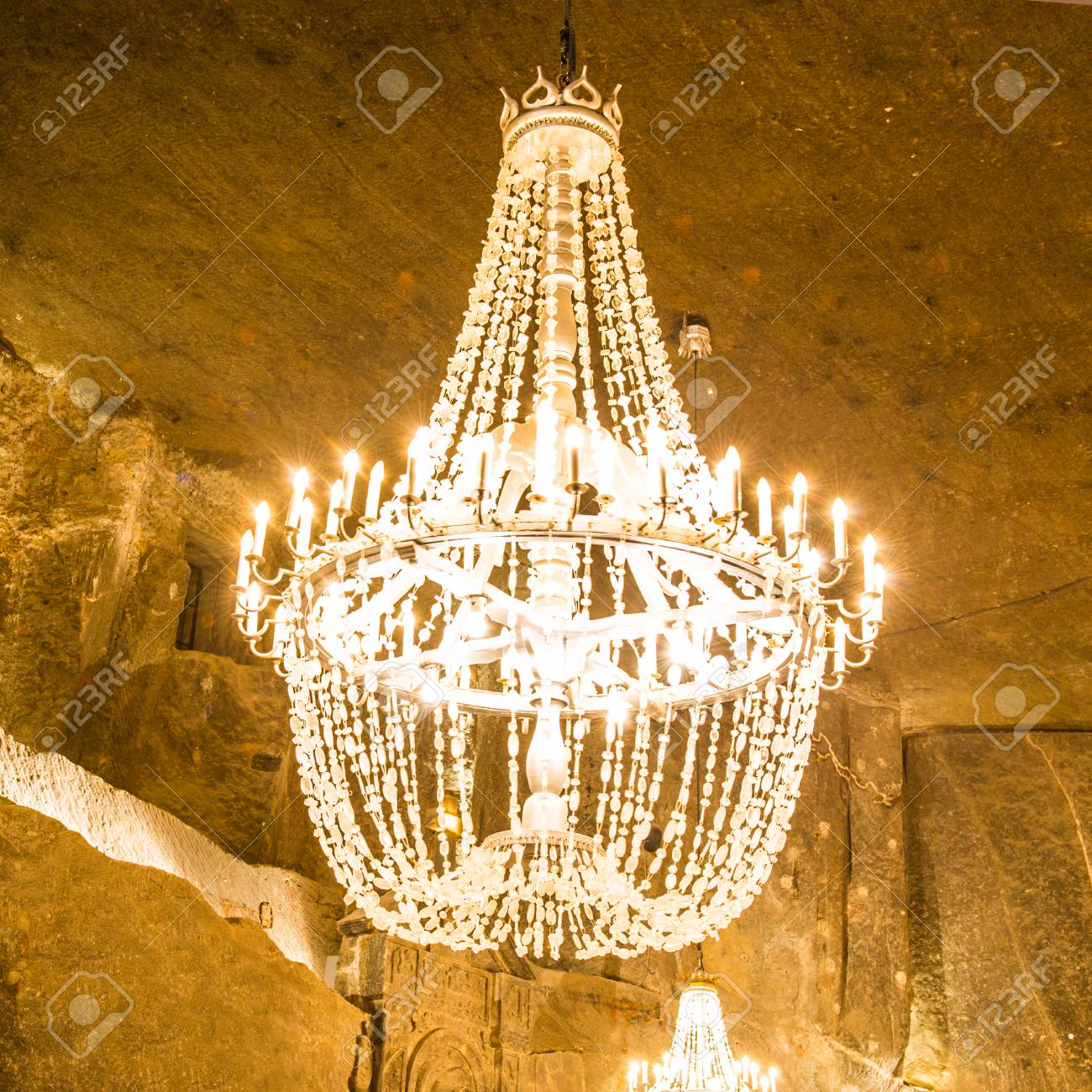 Crystal Luxus Kronleuchter Von Einer Decke Hangen Lizenzfreie Fotos Bilder Und Stock Fotografie Image