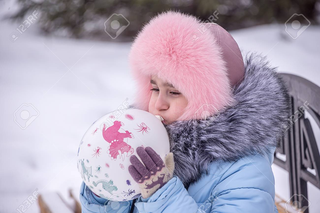 子供は 祭りで ロシアの冬のワイヤーで ボールを膨らませます の写真素材 画像素材 Image