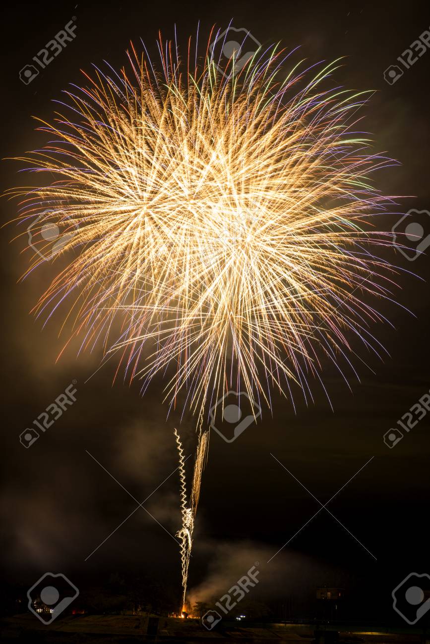 花火の軌跡と破裂の瞬間の全体 の写真素材 画像素材 Image