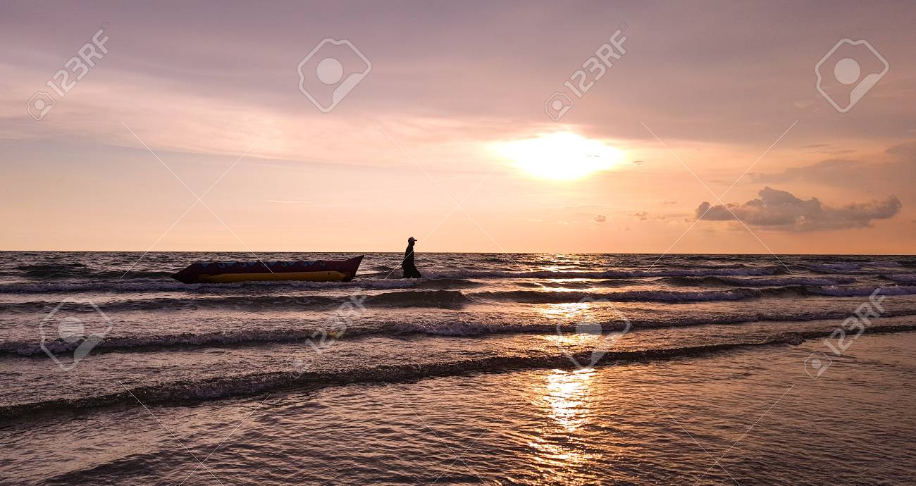 Por Do Sol Ou Nascer Do Sol Bonito Do Mar Com Barco E Instrutor De Banana No Fundo Do Ceu Do Roxo E Da Baunilha No Conceito Da Natureza E Da Paisagem