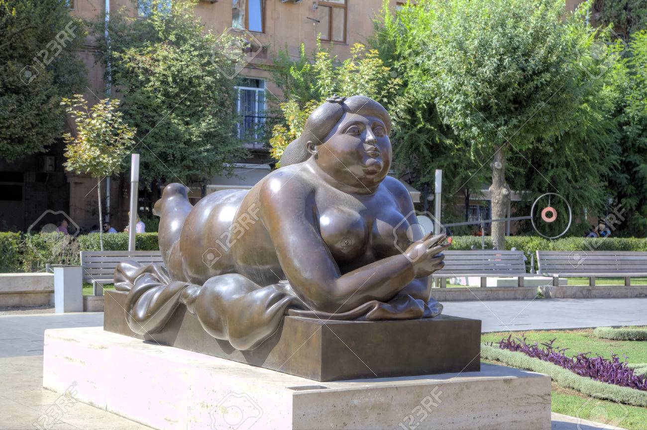 フェルナンドボテロのタバコを吸う女性 Cafesjian 美術館とカスケード アルメニア エレバン の写真素材 画像素材 Image