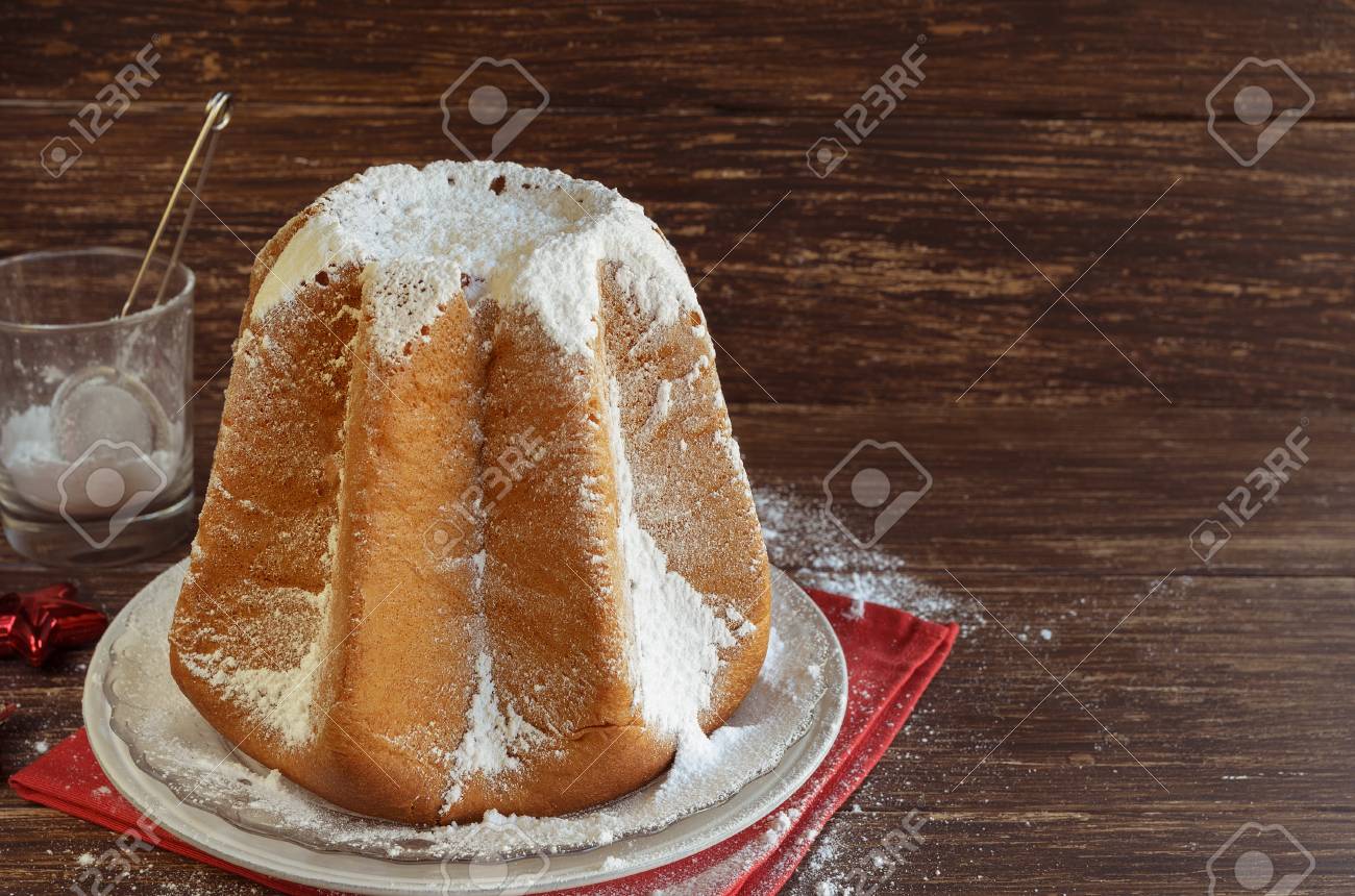 Delicieux Gateau De Noel Pandoro Avec Du Sucre Glace A La Vanille