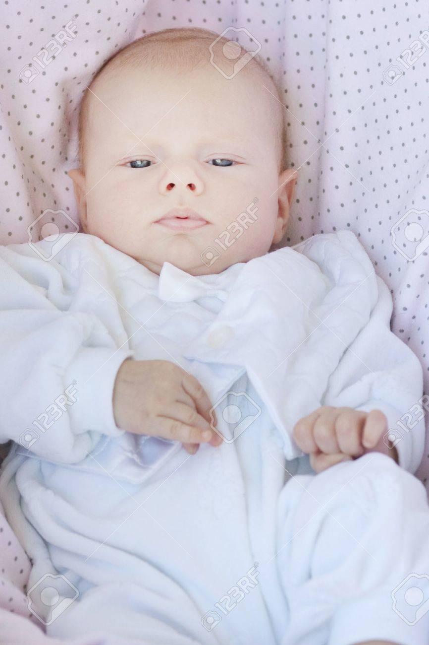 Portrait D Un Bebe Bien Habille Banque D Images Et Photos Libres De Droits Image