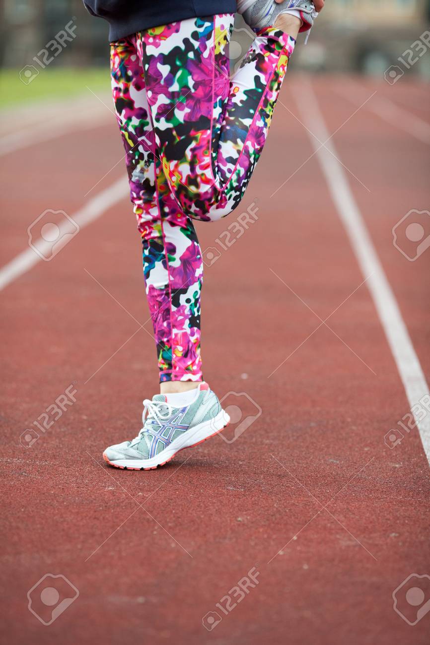 Piernas Deportivas Niña En Medias Brillantes Y Zapatillas Grises En El Camino De Mujer Calentando Antes De Una Carrera. Fotos, Retratos, Imágenes Y Fotografía De Archivo Libres De Derecho. Image 78067990.