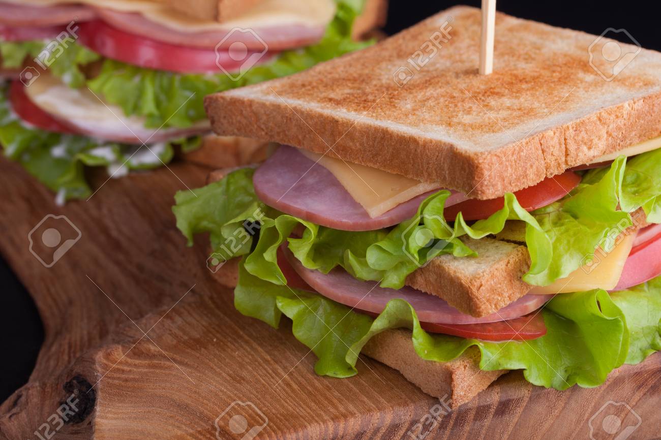 Fondo Tostado Grande Sandwich Oscuro Sobre Un Con Ensalada Pan En JamónQuesoTomate Y Primer wOv80nmNy