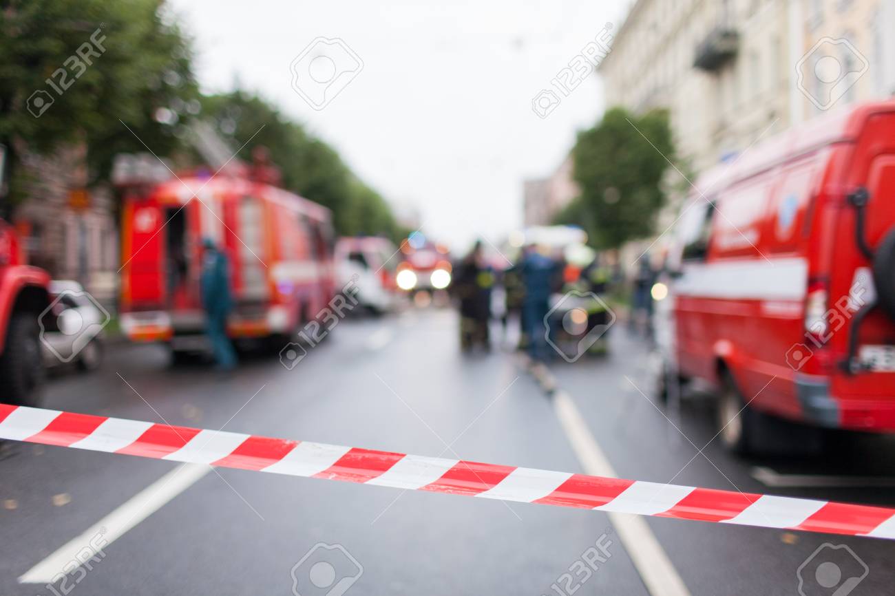 赤とホワイト ライン バリアの消防士の背景にテープや消防職場で車 赤白警告テープ極フェンシングがないエントリを保護します の写真素材 画像素材 Image