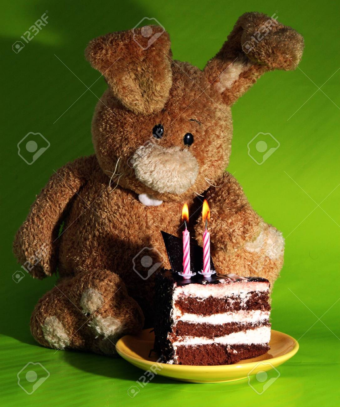 Kaninchen Spielzeug Mit Kuchen Und Kerzen Auf Grun Lizenzfreie Fotos Bilder Und Stock Fotografie Image 18367291