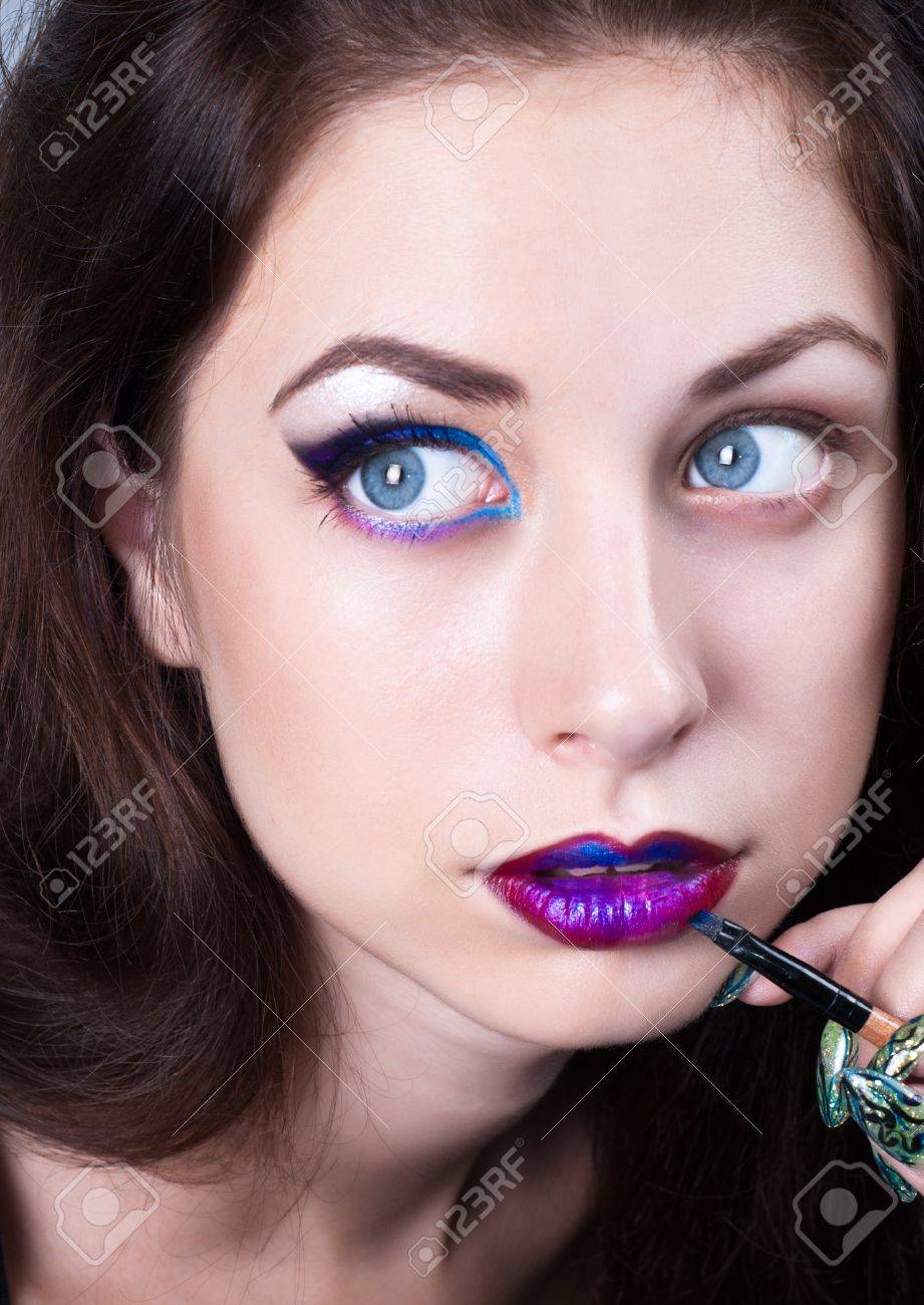Lumineux Il Bleu De Maquillage Portrait Belle Femme Ombres à Paupières Et Rouge à Lèvres