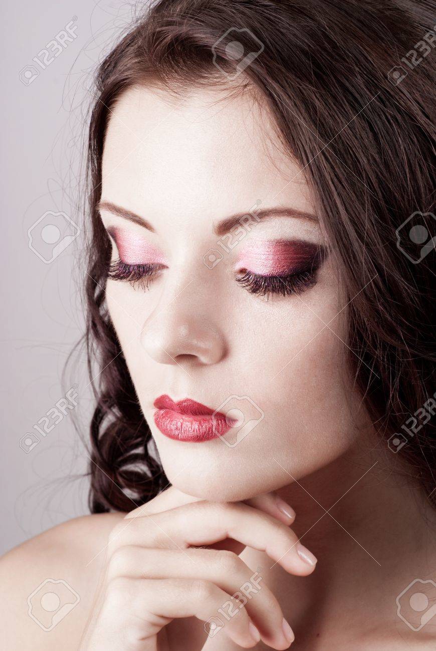 夜のメイクアップ 美しい女性の肖像画 アイシャドウやリップ スティック明るい青い目 の写真素材 画像素材 Image 夜のメイクアップ 美しい女性の肖像画 アイシャドウやリップ スティック明るい青い目 の写真素材 画像素材 Image