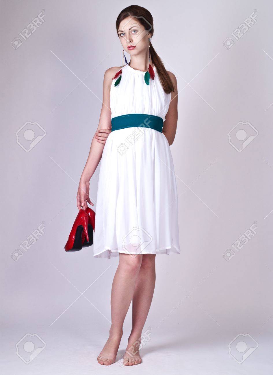 vestido blanco con accesorios rojos