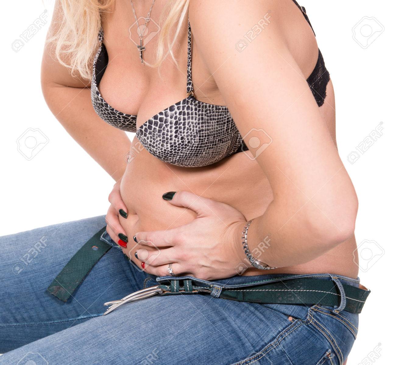 肉付きの良い女性が彼女の脂肪おなかをつまんで の写真素材 画像素材 Image