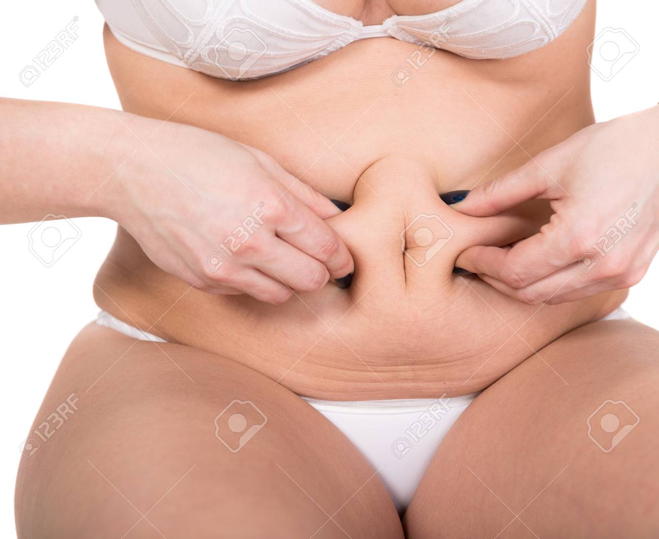 肉付きの良い女性が彼女の脂肪おなかをつまんで の写真素材 画像素材 Image