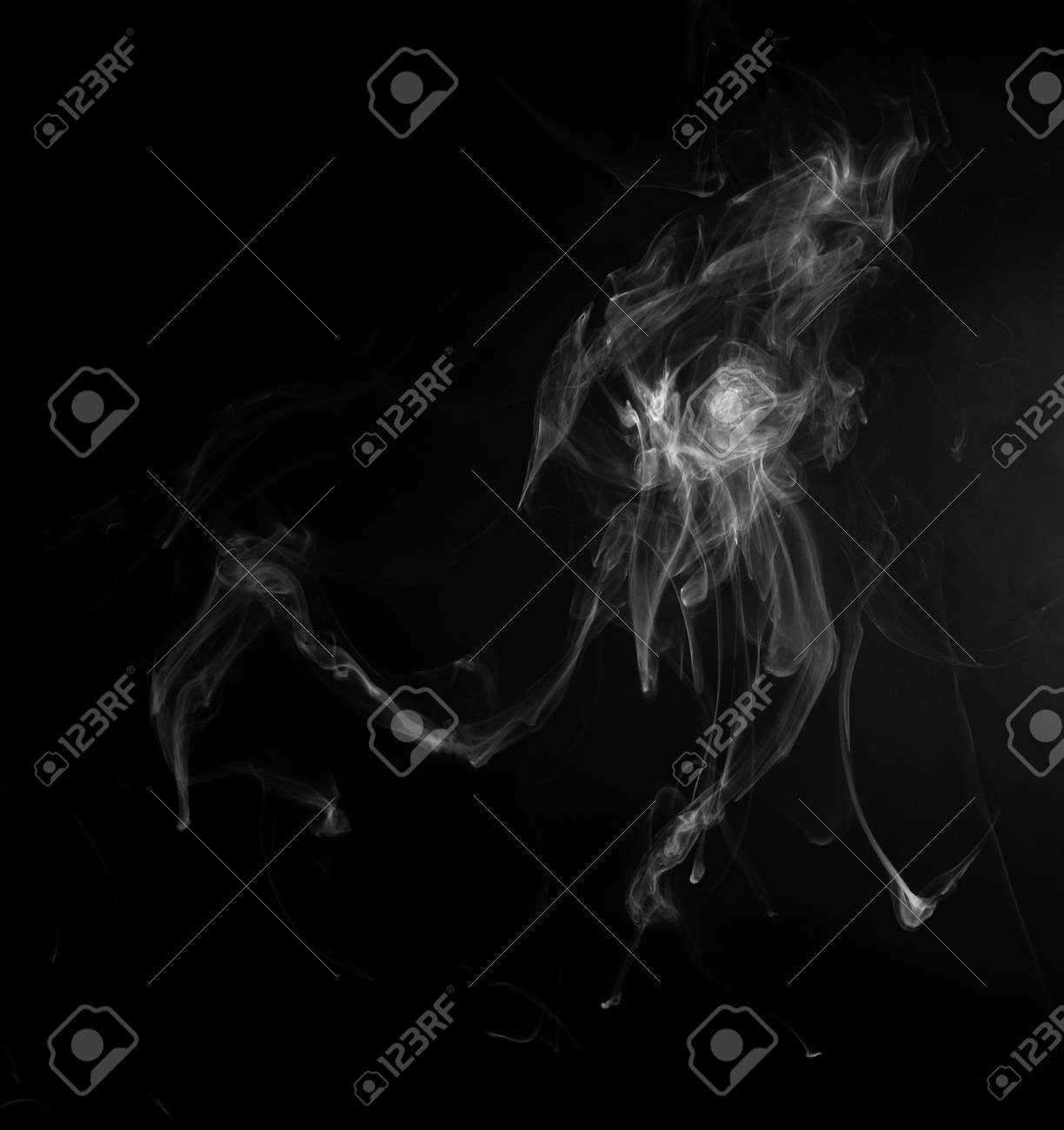 B W 抽象的な暗い背景上の煙 の写真素材 画像素材 Image