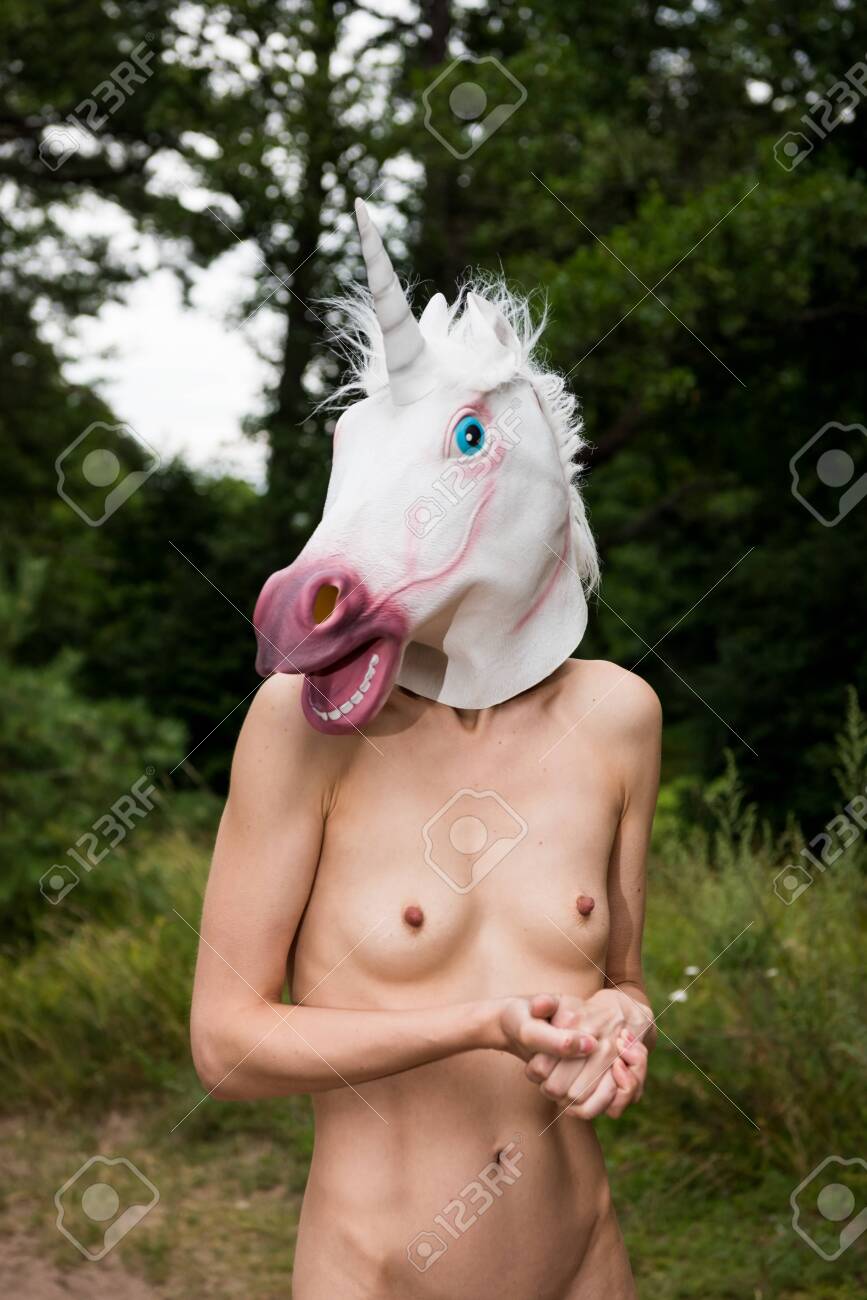 マスク　ヌード 屋外でポーズをとる頭にユニコーンマスクを持つヌード女性の写真素材・画像素材 Image 130799869