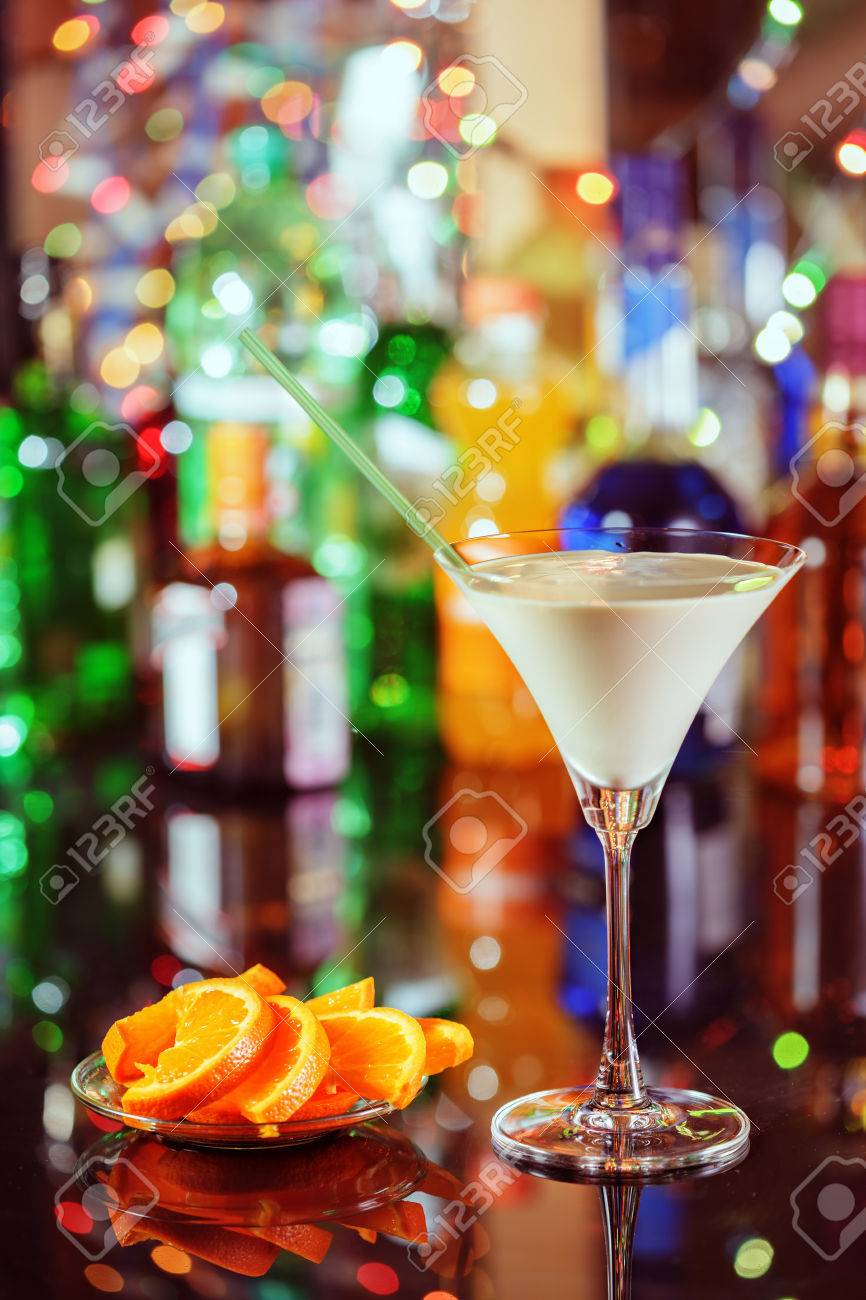ぼかしバック グラウンドにバーでカクテルはオーガズム の写真素材 画像素材 Image