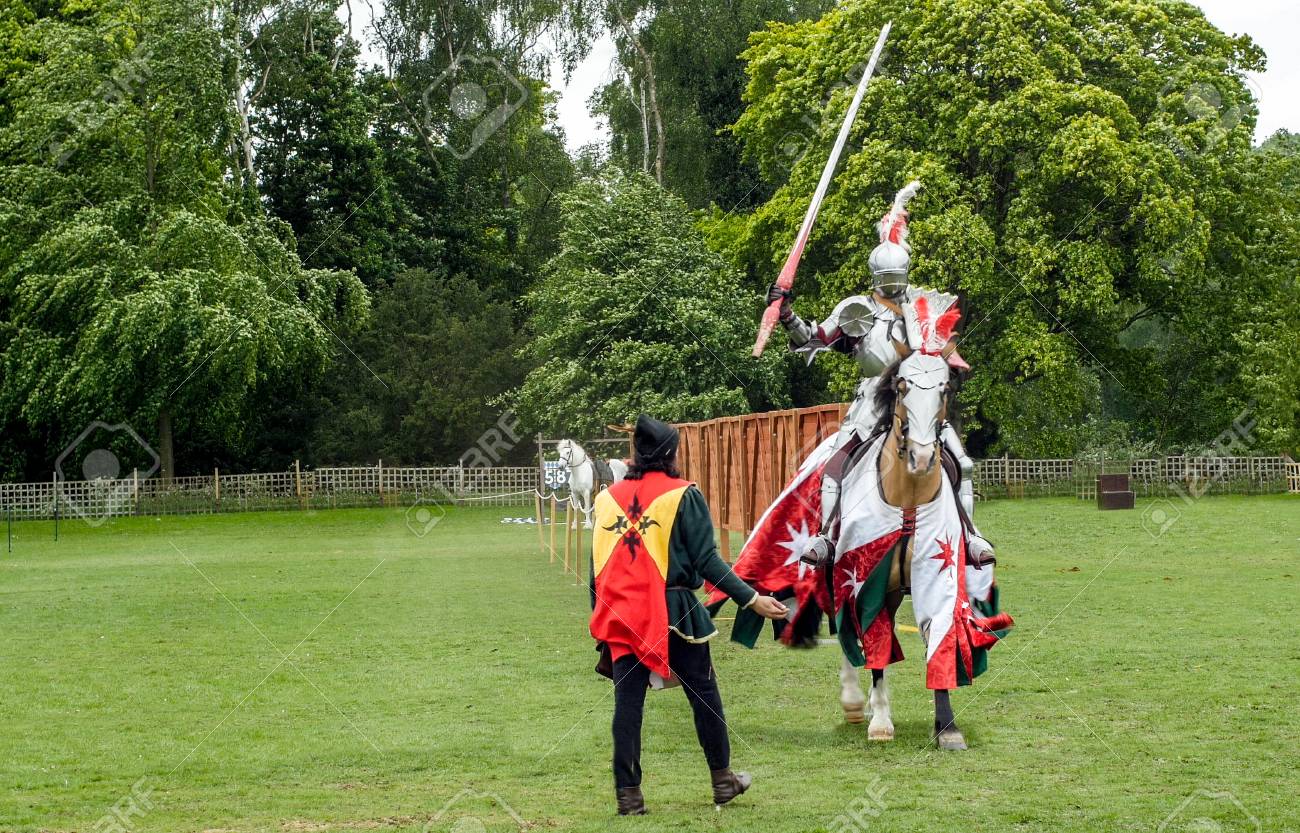 中世の騎士と馬鎧とは馬上槍試合用コスチューム の写真素材 画像素材 Image 中世の騎士と馬鎧とは馬上槍試合用コスチューム の写真素材 画像素材 Image