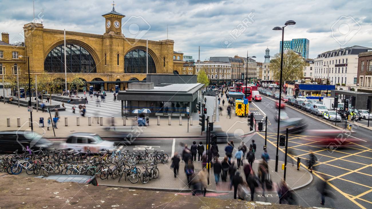 ロンドンのキングス クロス駅での忙しい交差点 の写真素材 画像素材 Image
