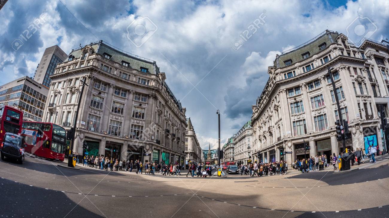 魚眼の交通 歩行者や買い物客のピーク時にロンドンのオックスフォード サーカスの の写真素材 画像素材 Image