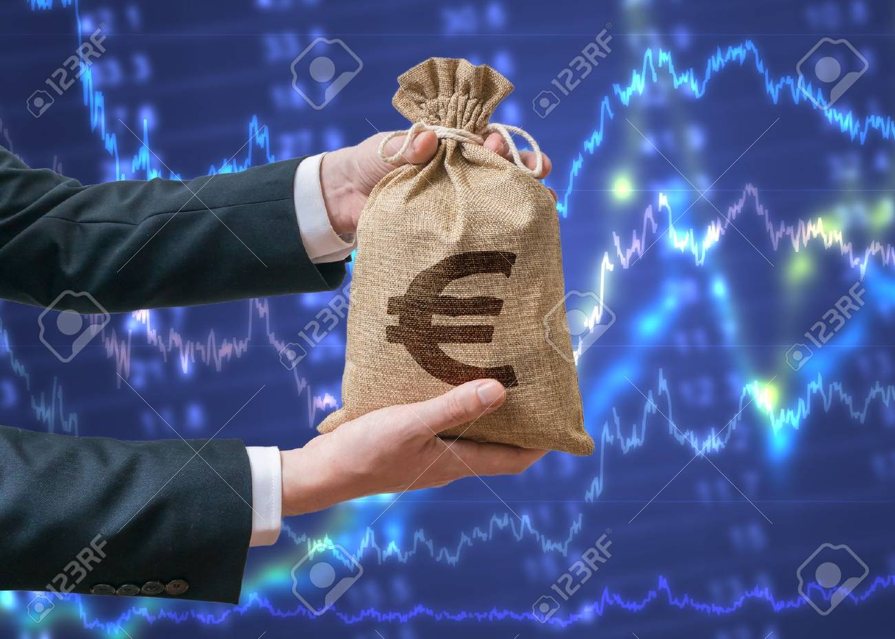 Conomie De La Zone Euro Homme D Affaires Detient Un Sac Avec De L Argent Avec Le Symbole De L Euro Concept De Bourse Et D Investissement Banque D Images Et Photos Libres De Droits Image