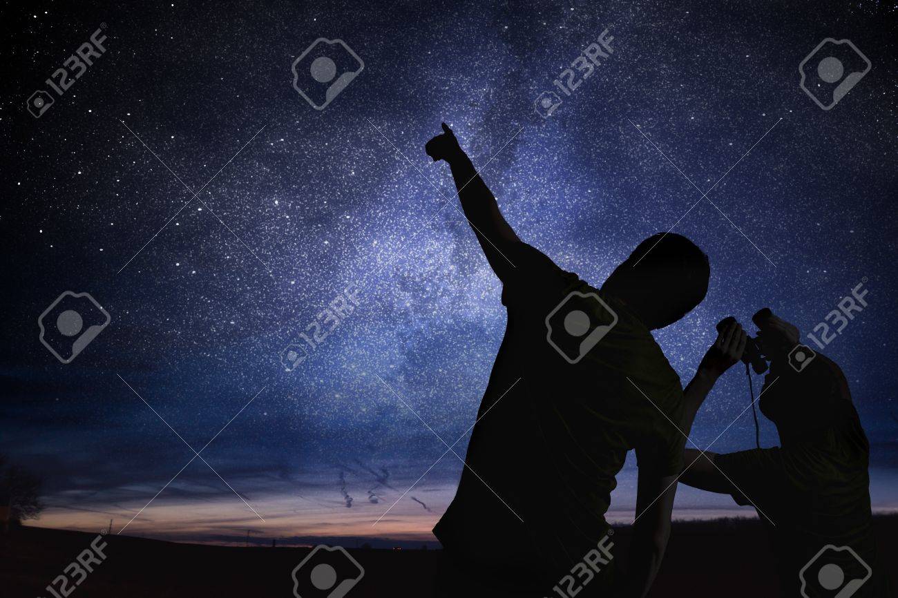 Silhouettes of people observing stars in night sky. Astronomy concept. - 72734302 Silhouettes of people observing stars in night sky. Astronomy concept. - 72734302