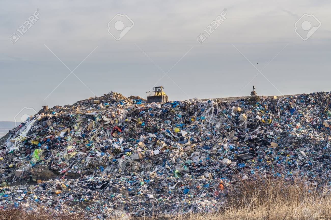 Verschmutzungskonzept Mullhaufen In Der Mullhalde Oder In Der Mullgrube Lizenzfreie Fotos Bilder Und Stock Fotografie Image 73784360