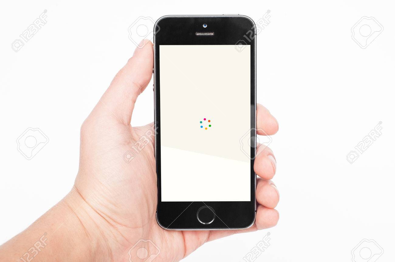 Pavlograd ウクライナ 14 年 12 月 22 日 Iphone 5 S に Yahoo ニュース ダイジェスト アプリを使って手の写真 ヤフー ニュース ダイジェストは Yahoo のネットワークからの 10 またはそうアルゴリズムで生成されたニュース記事を提示するなめらかな 非常に視覚的
