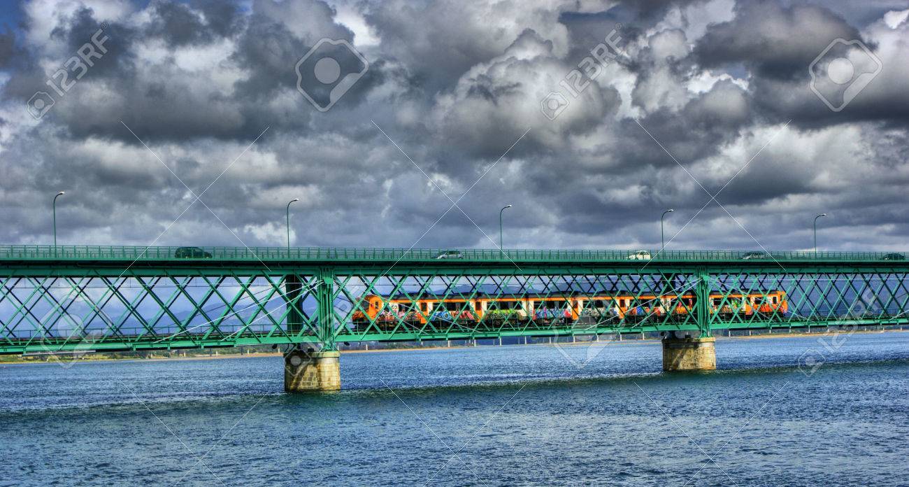 ヴィアナ ド カステロ ポルトガルでリマ川のエッフェル橋 の写真素材 画像素材 Image