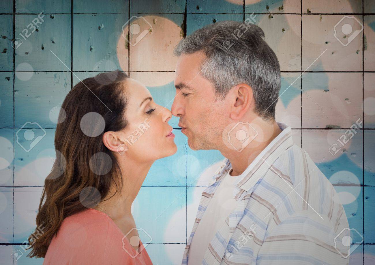 ボケ味を持つ青いタイルに対してキス熟女カップルの合成画像 の写真素材 画像素材 Image ボケ味を持つ青いタイルに対してキス熟女カップルの合成画像 の写真素材 画像素材 Image