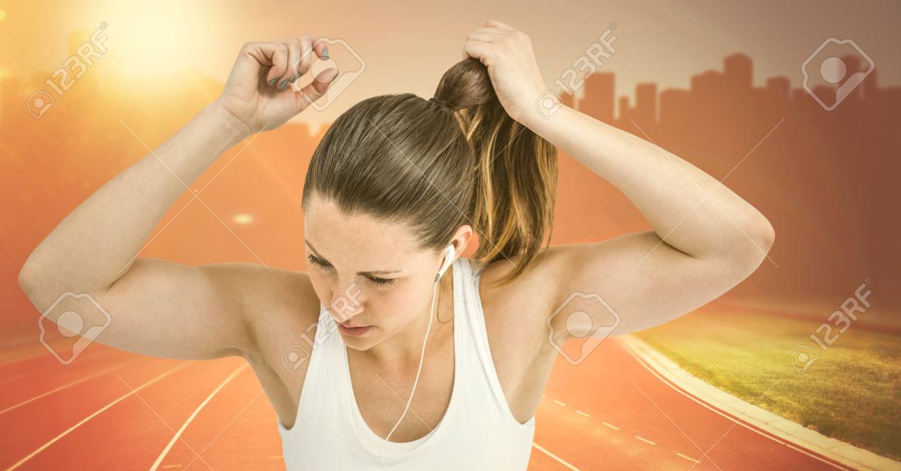 スカイラインに対してオレンジ フレアに対して トラック上の髪を結ぶ女性ランナーのデジタル合成 の写真素材 画像素材 Image