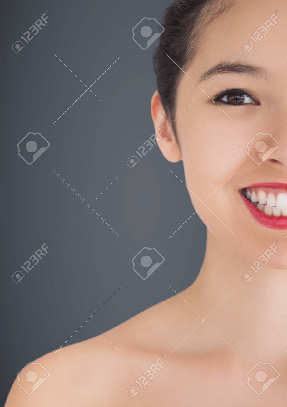 灰色の背景に女性の顔の半分のデジタル合成 の写真素材 画像素材 Image