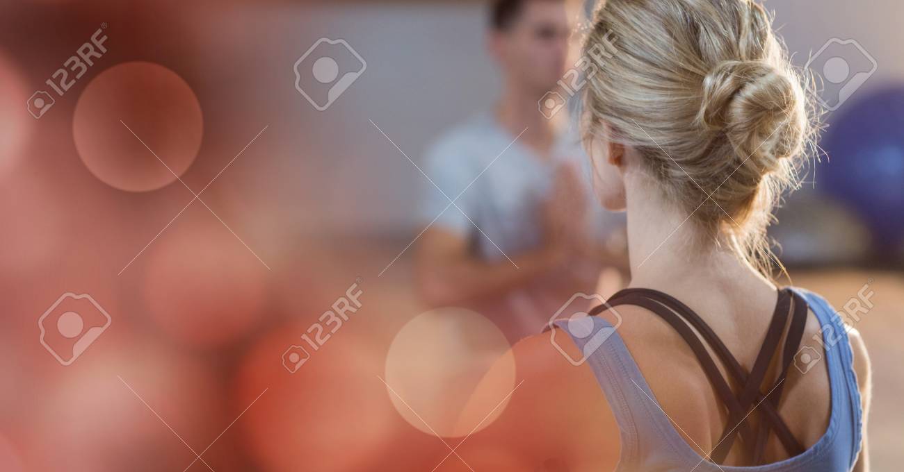 ジムでヨガをしている女性の後姿のデジタル合成 の写真素材 画像素材 Image